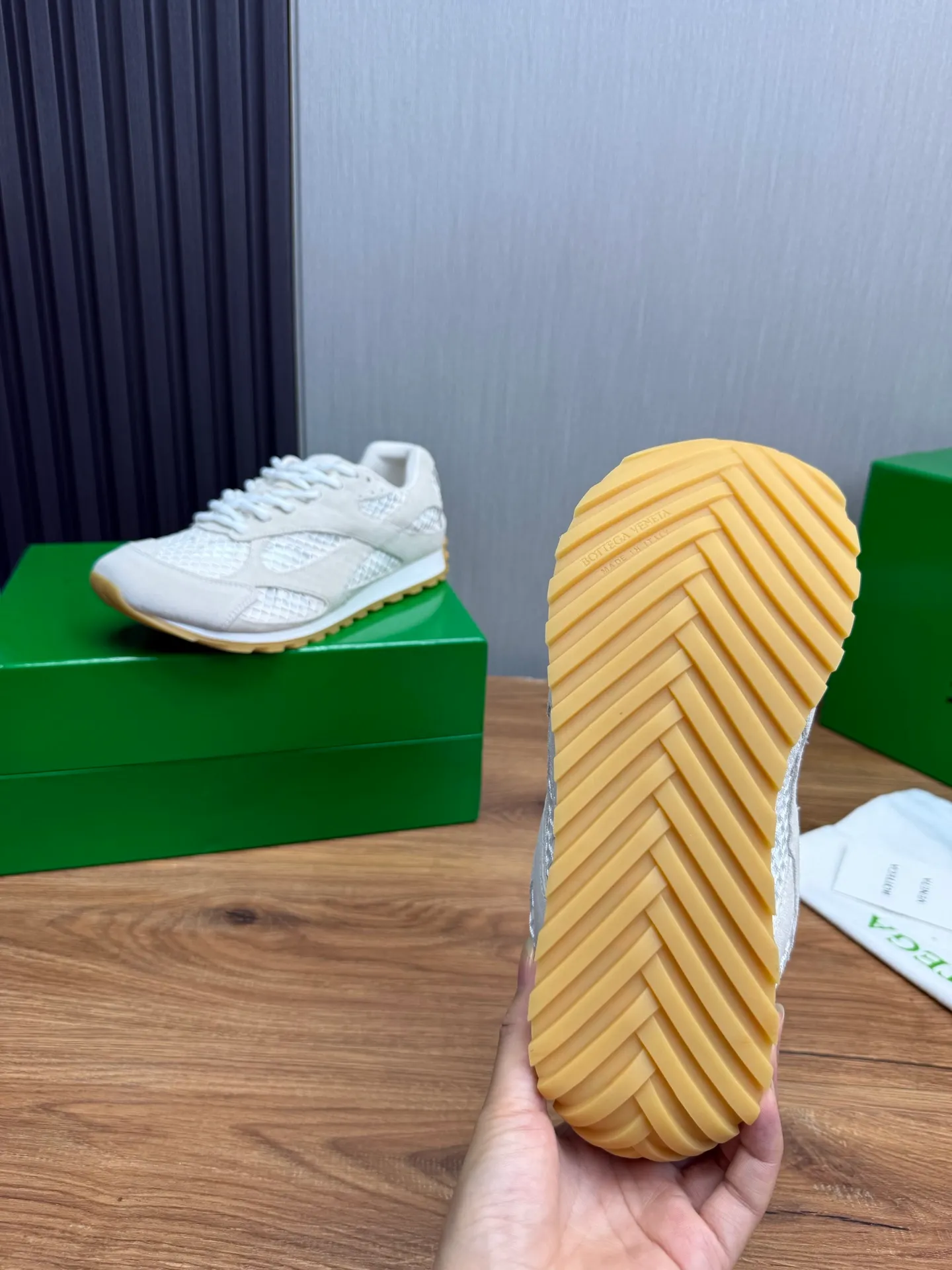Men's men's shoes 💰660💰Pili BV top version 𝘽𝙊𝙏𝙏𝙀𝙂𝘼 𝙑𝙀𝙉𝙀𝙏𝘼 Orbit sneakers Wang Yibo same style couple style dad shoes 🩷💚 Runner sneakers, made of lightweight technical mesh fabric. Features a geometric patterned rubber outsole. Pay attention to the package craftsmanship ❕ High version shipping ❗️ Very nice, durable to play with and durable to make ✔️ Standard version 💯💯 The outsole is made of color-blocked TPU outsole. Women’s model 35-41 (40 41 customized) Men’s model 39-46 (45.46 customized) Equipped with original packaging